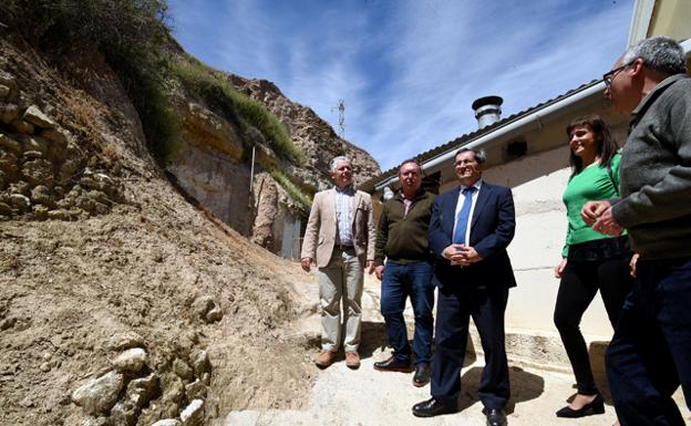 El presidente de la Diputación visita las obras de reparación de la Alcazaba de Zújar