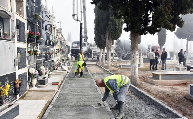 El Ayuntamiento de Baza acondiciona los paseos interiores del cementerio