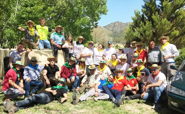 La Hermandad de las Santas de Puebla realiza la tradicional recogida de sabina para engalanar el pueblo