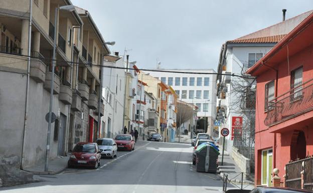 Comienzan las obras en la calle Reyes Católicos, una de las que más tráfico soporta de Baza