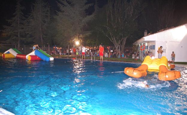 El Ocio Nocturno comienza con una fiesta en la piscina de verano