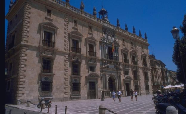 Aceptan tres años de cárcel tras hallar en su casa de Baza 'coca', armas y más de 30.000 euros