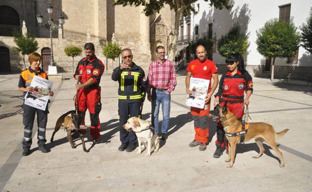 Baza acoge una jornada formativa de la búsqueda de personas con perros