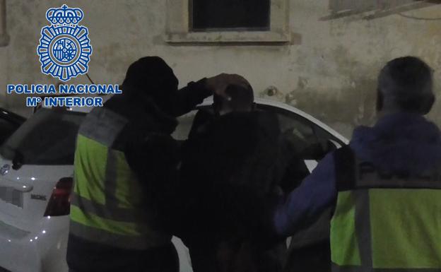 Detenido en Baza por agredir a una vecina tras discutir sobre la suciedad en el barrio