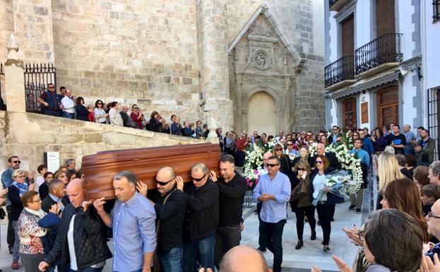 Multitudinaria y emotiva despedida del pueblo de Baza a Juan Sánchez Espín