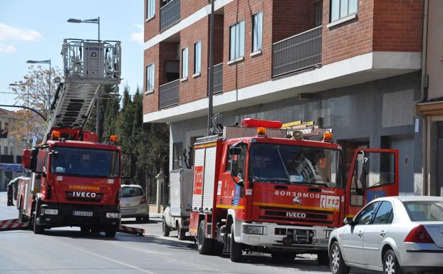 Un fallecido en un incendio en una vivienda de Baza