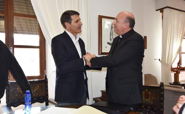 Visita de cortesía del nuevo obispo de la diócesis al alcalde de Baza