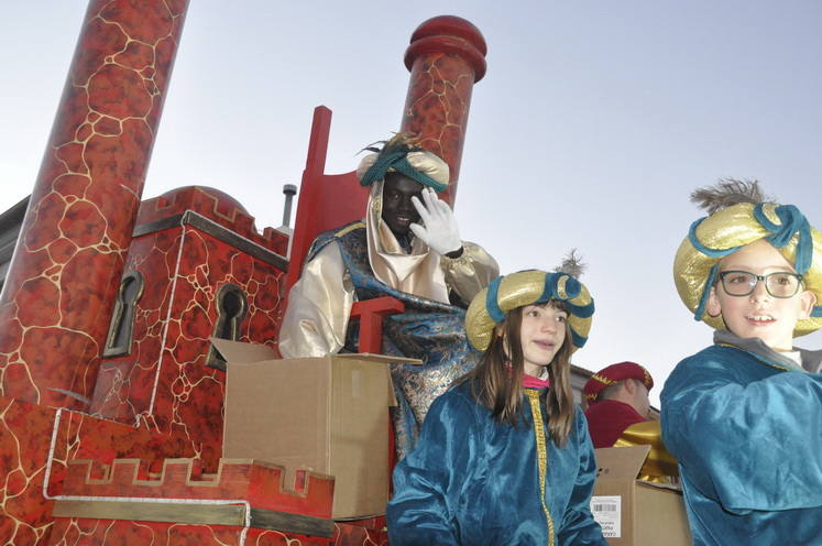 La Cabalgata de los Reyes Magos de Baza emociona a miles de personas