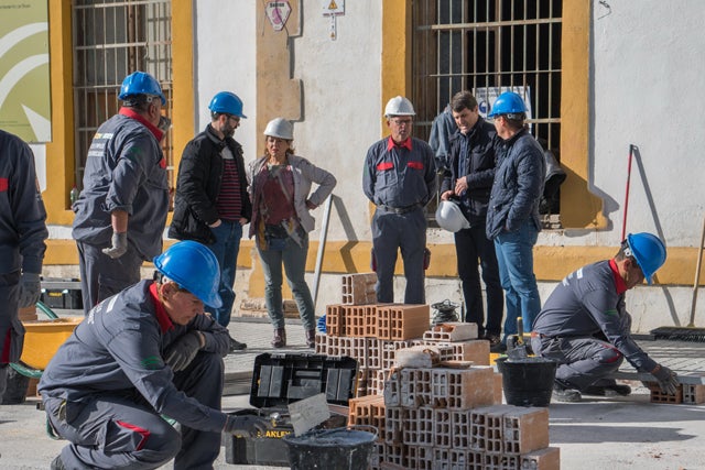 18 personas de un taller de empleo rehabilitan la estación de Baza