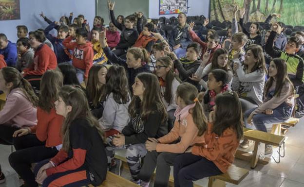 Un taller enseña a los escolares de Baza a identificar mensajes machistas y violentos en las canciones