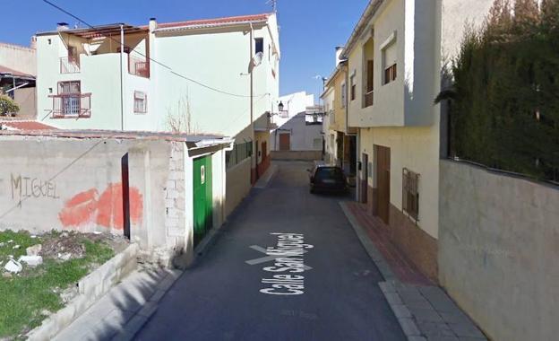 Rescatan y evacúan al hospital a una pareja al arder su vivienda en Baza