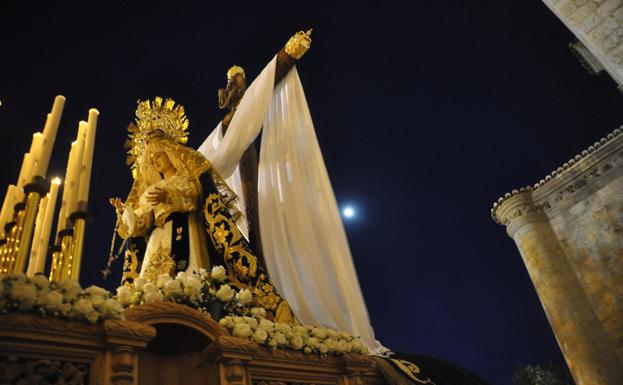 María Santísima al pie de la Cruz llena de belleza la noche del Martes Santo