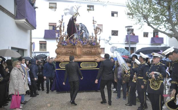 La lluvia hace regresar al Nazareno e impide la salida de la Esperanza