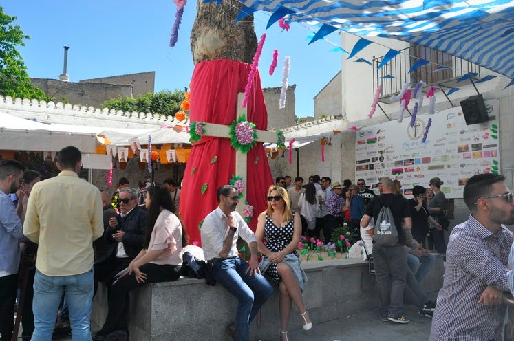 Baza, repleta de fiesta con las cruces