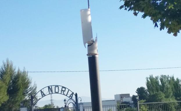 Unos vándalos destruyen 10 farolas en el carril bici
