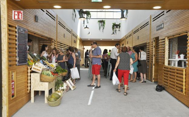 Lo que fue Plaza de Abastos reabre sus puertas con puestos de frutería, chocolatería, aperitivos y una cafetería