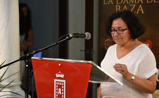 La poetisa Concha García García recibe el Premio Internacional de Poesía 'Dama de Baza'