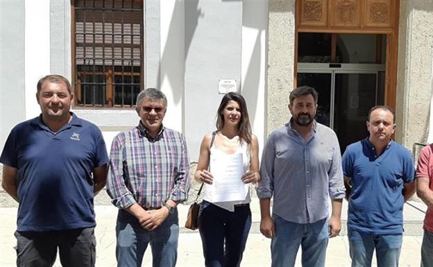 Agricultores y ganaderos alegan contra la construcción de una macrogranja de cerdos en Baza
