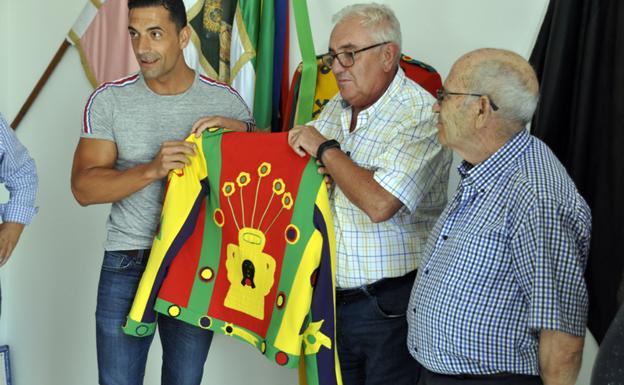 Baza regalará de ahora en adelante el traje de gala a los Cascamorras