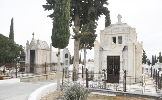Concluye la renovación del principal acceso del cementerio municipal de Baza