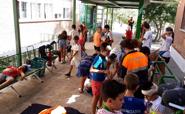 Los alumnos de la Escuela de Verano aprenden a actuar en caso de terremoto