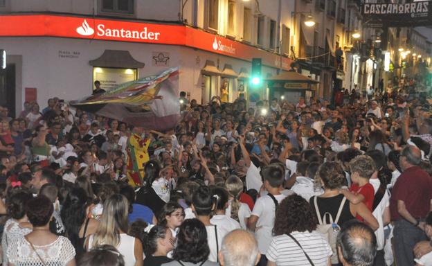 Miles de personas se divierten con el Cascamorras infantil