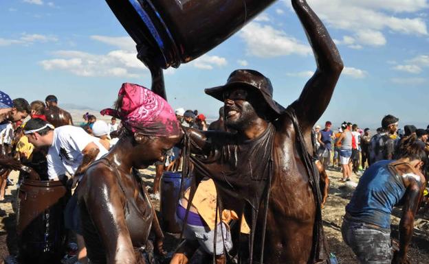2.500 kilos de pintura negra ecológica esperan al Cascamorras para impedir que se lleve a la Patrona de Baza