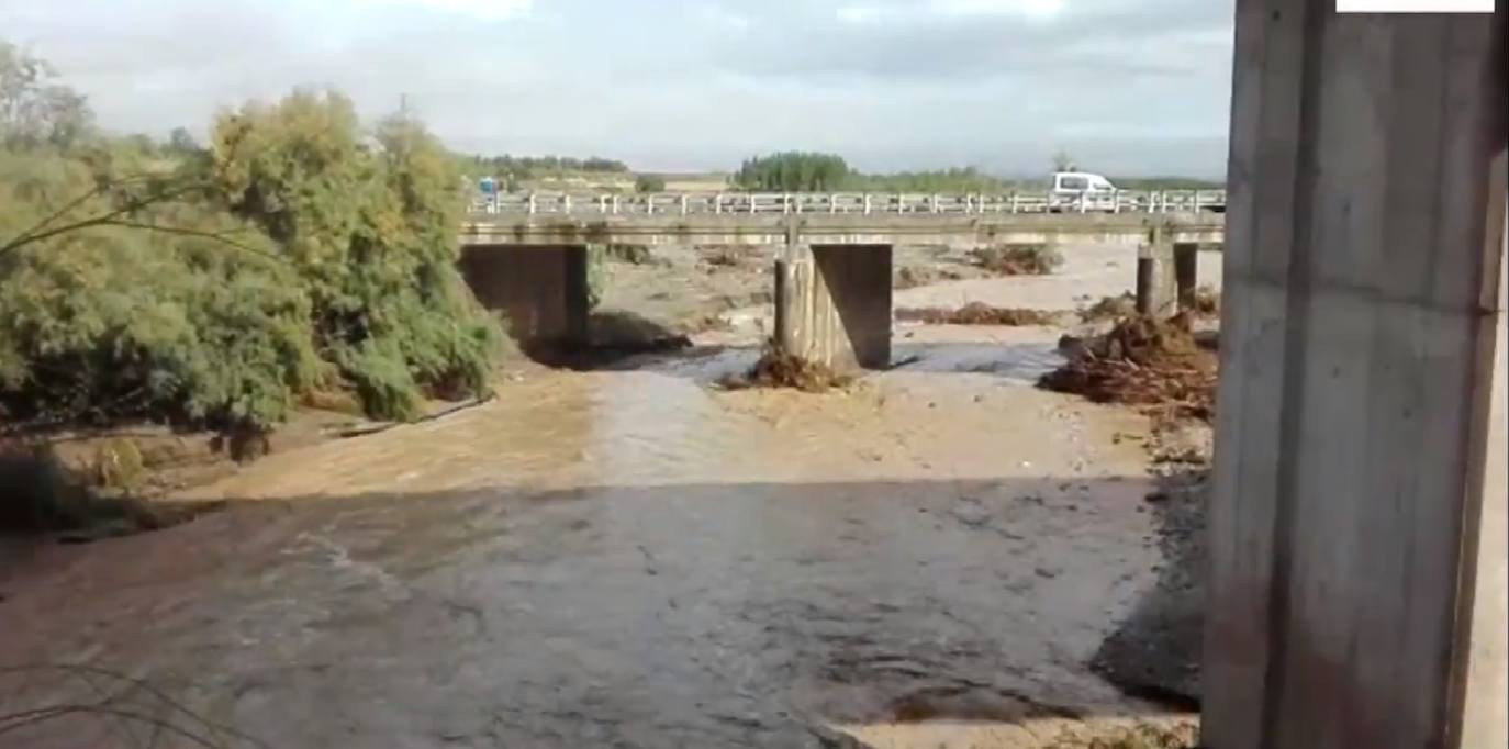 Avenidas de agua en Baza y numerosas inundaciones de bajos de casas