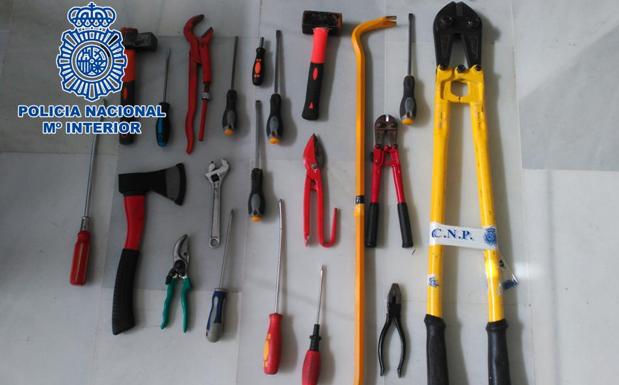 Sorprenden a un ladrón que se llevaba hasta lavadoras dentro de una casa cueva de Baza
