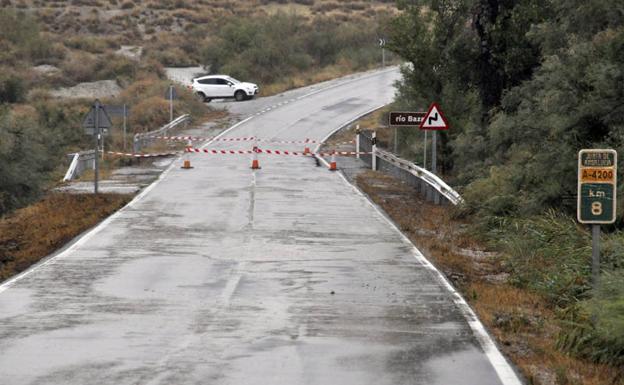 Ingenieros del ejército estudian qué modelo de puente se precisa instalar sobre el río Baza