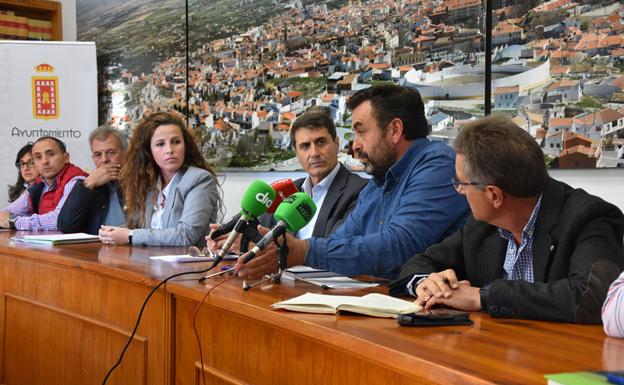 Los agricultores y los ayuntamientos de Baza y Caniles piden la paralización inmediata de las obras de los pozos de la Sierra de los Filabres