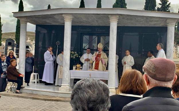 Miles de personas visitan el cementerio de Baza