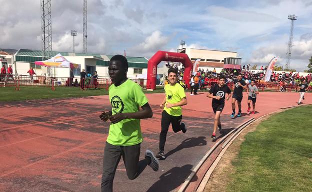 1.200 estudiantes en las Olimpiadas de Atletismo Intercentros