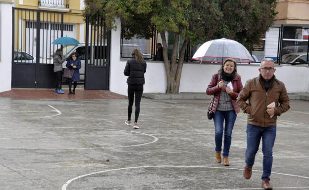 El frío y un poco de lluvia y granizo no animan a votar en Baza
