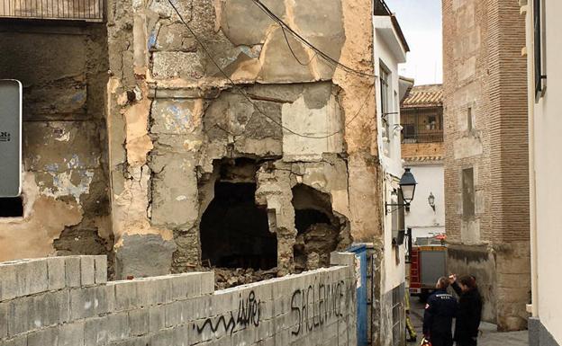 Cortada parcialmente al tránsito la plaza de San Juan tras el incendio en un edificio