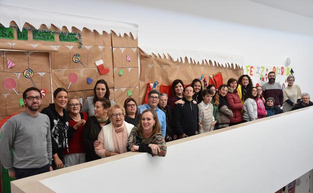 Un grupo de voluntarios entregan tarjetas de felicitación navideña a mayores que están solos