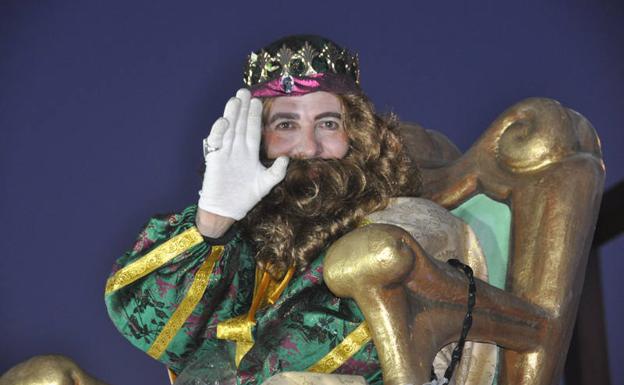Miles de personas disfrutan de la cabalgata de los Reyes Magos en Baza
