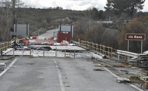 El nuevo puente sobre el río Baza se abrirá al tráfico el 15 de febrero
