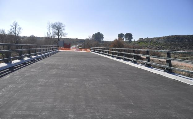 La apertura del puente sobre el río Baza en la A-4200 entra su recta final