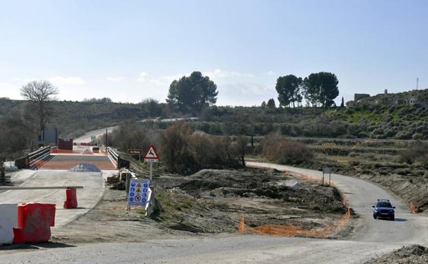 El nuevo puente sobre el río Baza se abrirá al tráfico este fin de semana