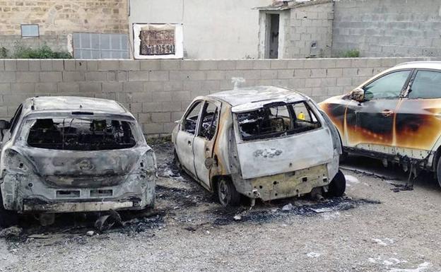 Arden dos coches y un tercero resulta afectado en el centro histórico de Baza