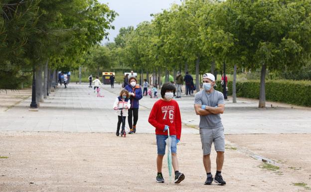 Los comerciantes de Baza, excepto las peluquerías, prefieren esperar al día 11