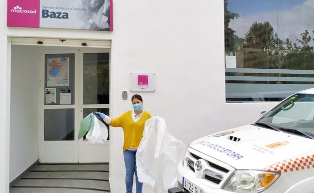 Las auxiliares de ayuda a domicilio de Baza reciben nuevo material de protección