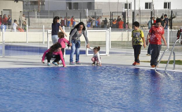 Las piscinas cubierta y de verano de Baza abren el 12 de junio