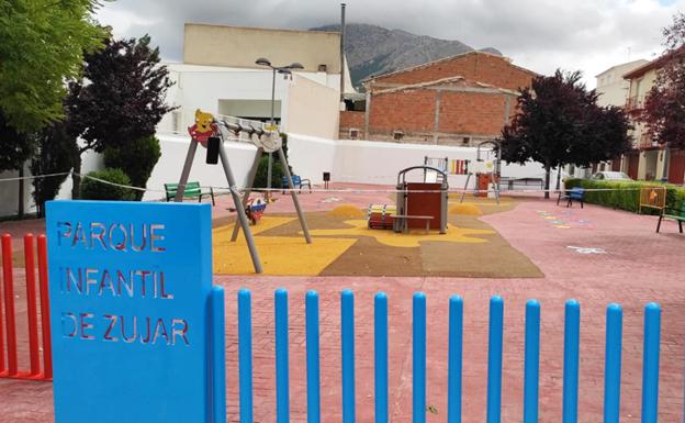 El Ayuntamiento de Zújar mejora el parque infantil y la carretera de acceso a Carramaiza