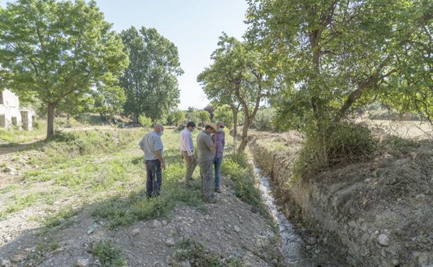 Agricultores y Ayuntamiento mejoran las acequias históricas de la vega tradicional