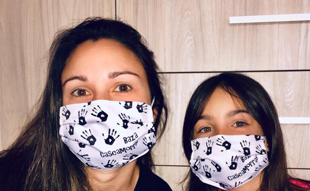 Una bastetana diseña, y elabora mascarillas del Cascamorras