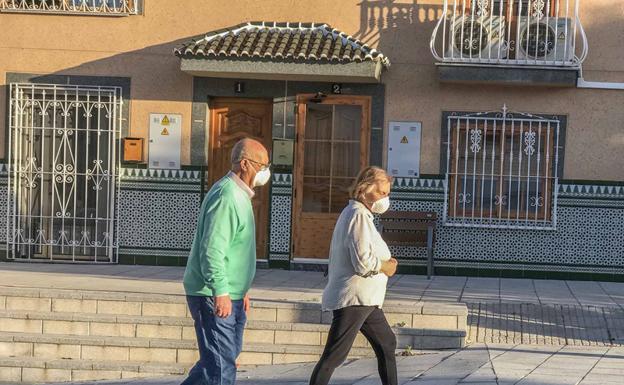 La Policía Local identifica a cinco personas sin mascarillas en Baza