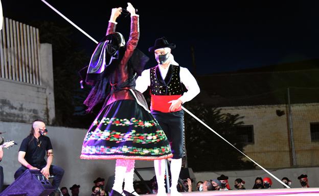 Folklóre con mascarilla