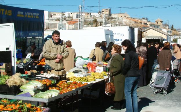 El Ayuntamiento de Baza crea una línea de subvenciones para vendedores ambulantes locales afectados por COVID- 19